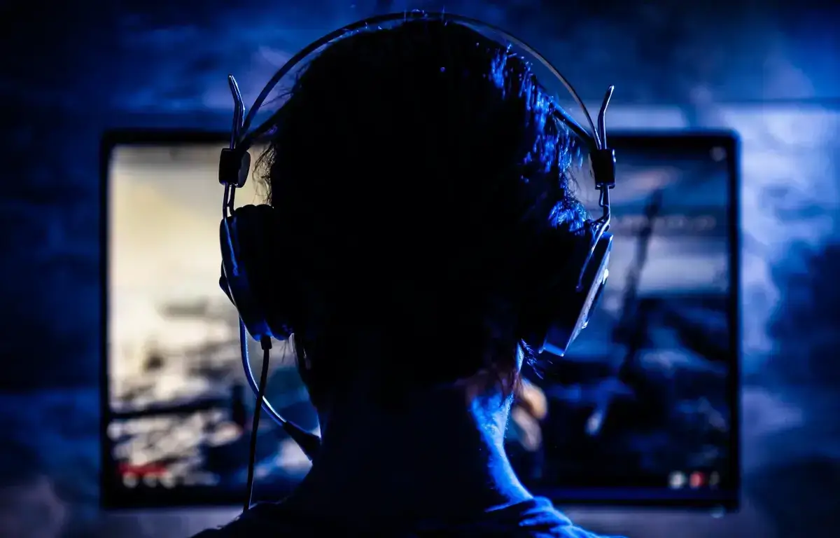 obraz przedstawia gracza komputerowego, który streamuje